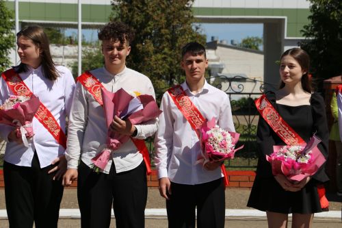 Для выпускников школ прозвенел последний звонок