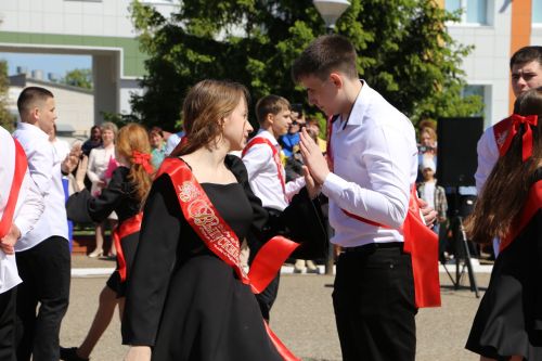 Для выпускников школ прозвенел последний звонок