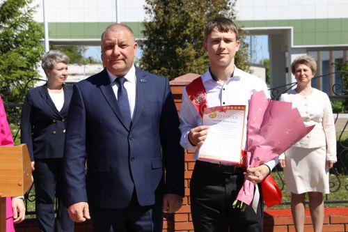 Для выпускников школ прозвенел последний звонок