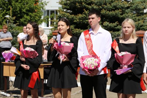 Для выпускников школ прозвенел последний звонок