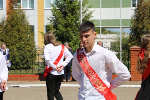 Для выпускников школ прозвенел последний звонок