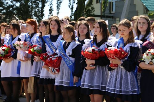 Для выпускников школ прозвенел последний звонок