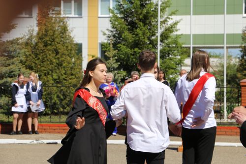 Для выпускников школ прозвенел последний звонок