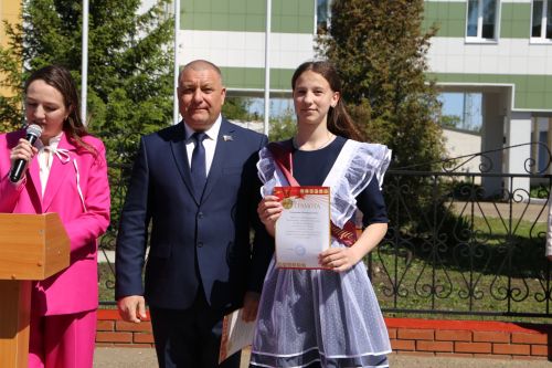 Для выпускников школ прозвенел последний звонок
