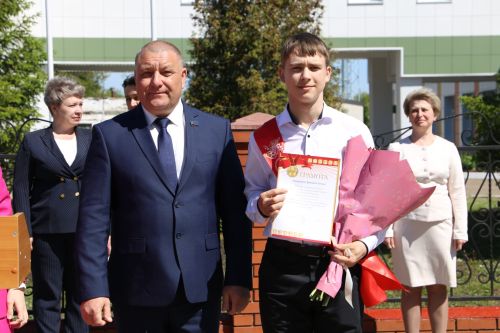 Для выпускников школ прозвенел последний звонок
