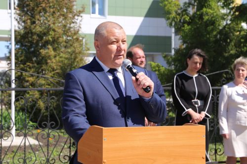 Для выпускников школ прозвенел последний звонок
