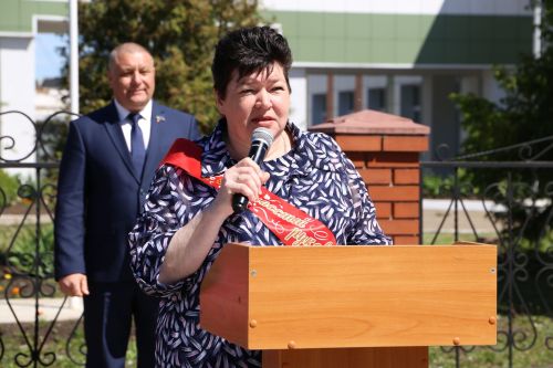 Для выпускников школ прозвенел последний звонок