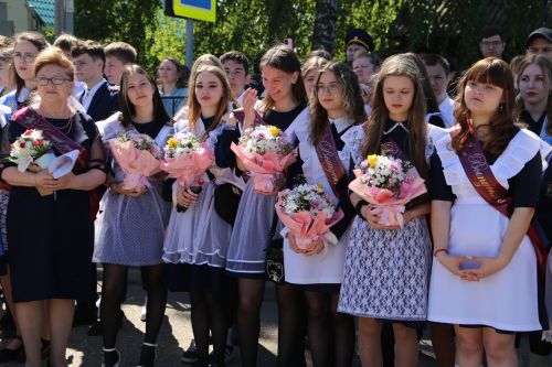 Для выпускников школ прозвенел последний звонок