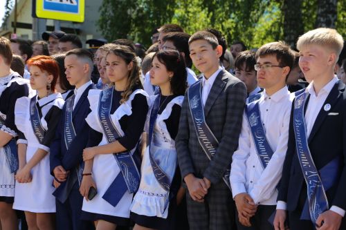 Для выпускников школ прозвенел последний звонок