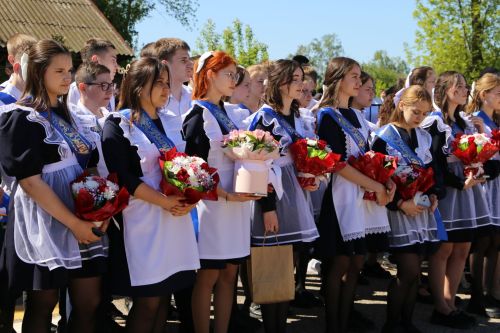 Для выпускников школ прозвенел последний звонок