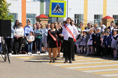 Для выпускников школ прозвенел последний звонок