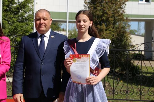 Для выпускников школ прозвенел последний звонок