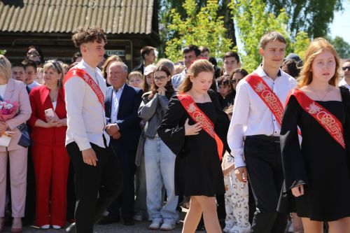 Для выпускников школ прозвенел последний звонок