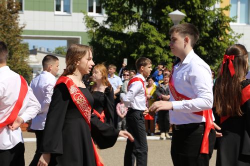 Для выпускников школ прозвенел последний звонок