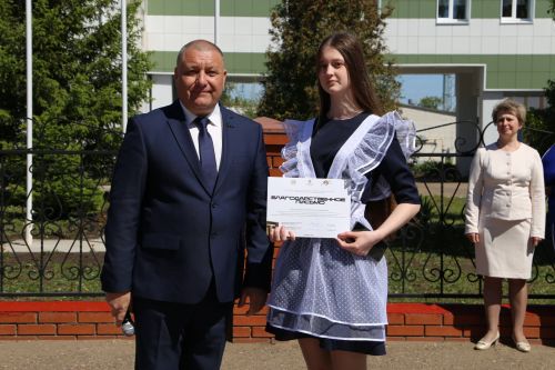 Для выпускников школ прозвенел последний звонок