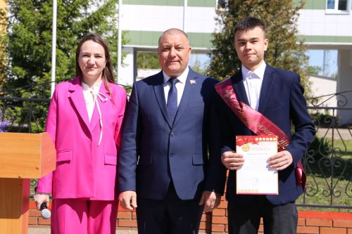 Для выпускников школ прозвенел последний звонок