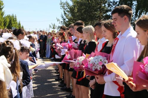 Для выпускников школ прозвенел последний звонок