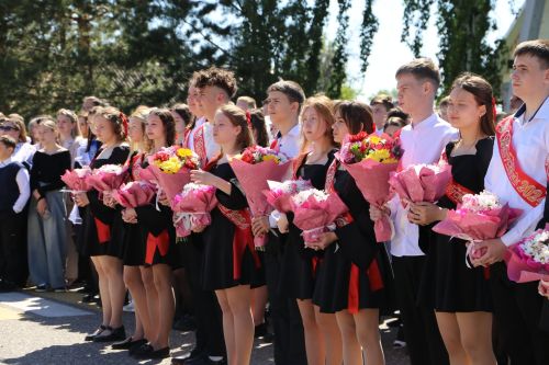 Для выпускников школ прозвенел последний звонок