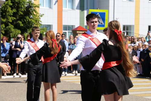Для выпускников школ прозвенел последний звонок