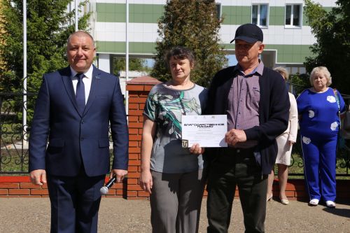 Для выпускников школ прозвенел последний звонок