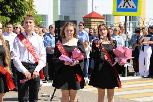 Для выпускников школ прозвенел последний звонок