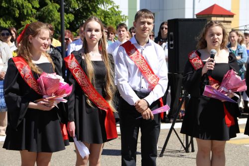 Для выпускников школ прозвенел последний звонок
