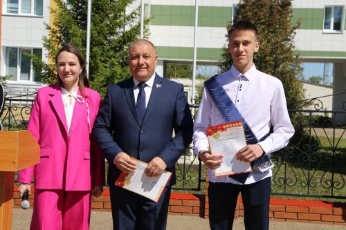 Для выпускников школ прозвенел последний звонок