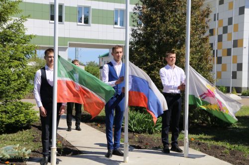 Для выпускников школ прозвенел последний звонок