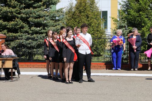 Для выпускников школ прозвенел последний звонок