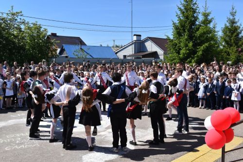 В школах района прозвенели последние звонки