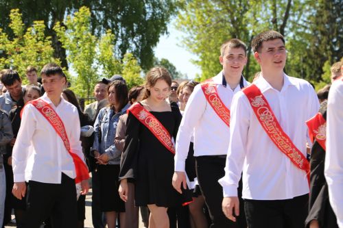 Для выпускников школ прозвенел последний звонок