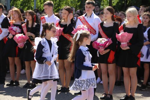 Для выпускников школ прозвенел последний звонок
