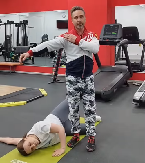 Илья Мезяев посоветовал 5 упражнений, которые помогут снять боль и напряжение после огорода