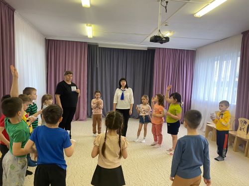 Отряд юных инспекторов дорожного движения (ЮИД) школы №3 организовал для воспитанников подготовительной группы детского сада №5 познавательные игры