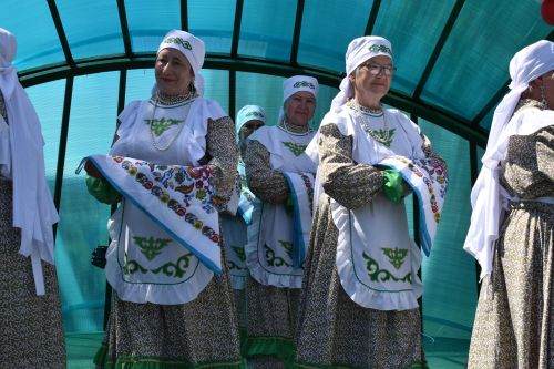 Борьба корэш, угощения и лотерея: в Среднетиганском сельском поселении прошел Сабантуй