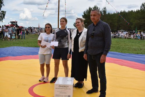 Борьба корэш, угощения и лотерея: в Среднетиганском сельском поселении прошел Сабантуй