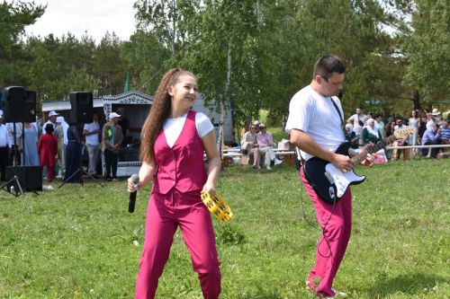 Борьба корэш, угощения и лотерея: в Среднетиганском сельском поселении прошел Сабантуй