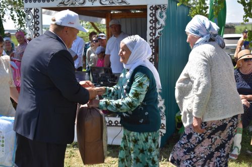 Борьба корэш, угощения и лотерея: в Среднетиганском сельском поселении прошел Сабантуй