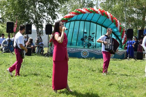 Борьба корэш, угощения и лотерея: в Среднетиганском сельском поселении прошел Сабантуй