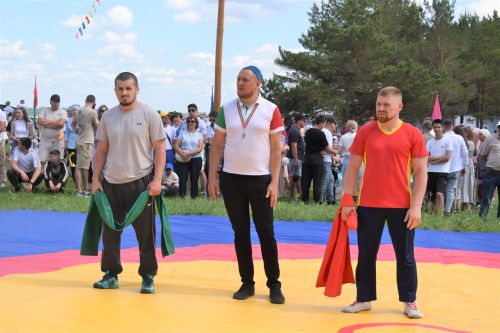 Борьба корэш, угощения и лотерея: в Среднетиганском сельском поселении прошел Сабантуй