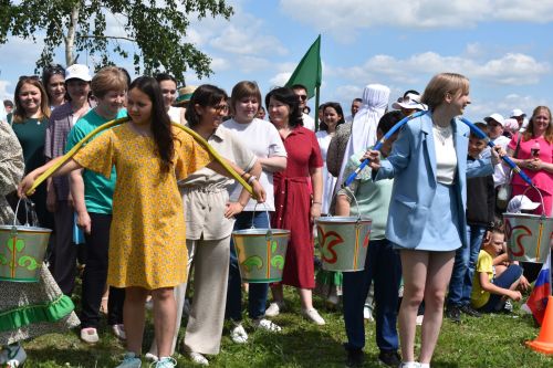 Борьба корэш, угощения и лотерея: в Среднетиганском сельском поселении прошел Сабантуй