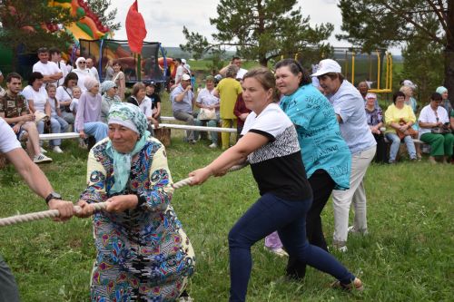 Борьба корэш, угощения и лотерея: в Среднетиганском сельском поселении прошел Сабантуй