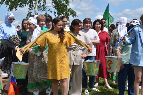 Борьба корэш, угощения и лотерея: в Среднетиганском сельском поселении прошел Сабантуй