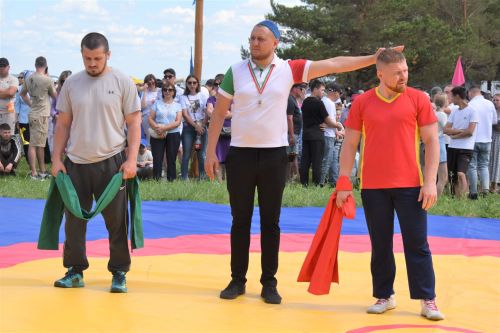 Борьба корэш, угощения и лотерея: в Среднетиганском сельском поселении прошел Сабантуй