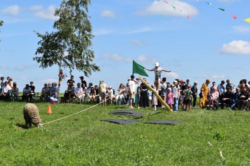 Борьба корэш, угощения и лотерея: в Среднетиганском сельском поселении прошел Сабантуй