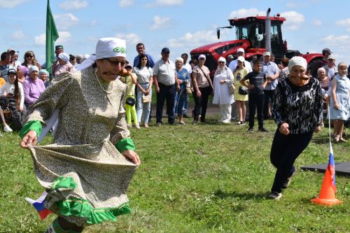 Борьба корэш, угощения и лотерея: в Среднетиганском сельском поселении прошел Сабантуй