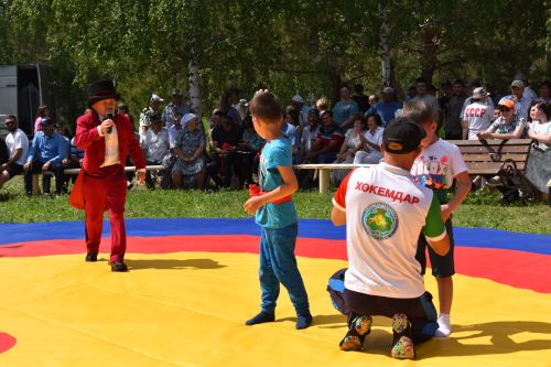 Борьба корэш, угощения и лотерея: в Среднетиганском сельском поселении прошел Сабантуй