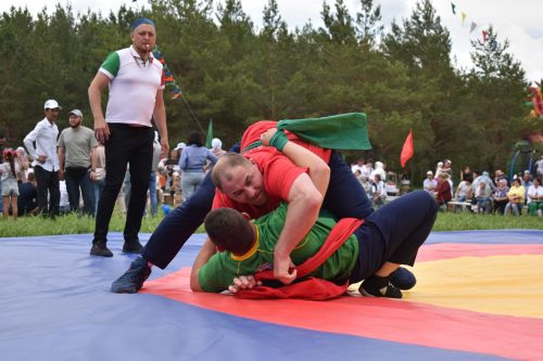 Борьба корэш, угощения и лотерея: в Среднетиганском сельском поселении прошел Сабантуй