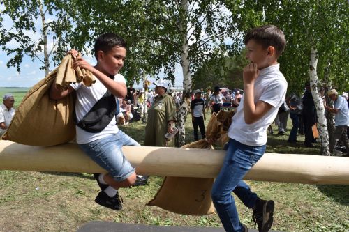 Борьба корэш, угощения и лотерея: в Среднетиганском сельском поселении прошел Сабантуй