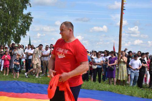 Борьба корэш, угощения и лотерея: в Среднетиганском сельском поселении прошел Сабантуй